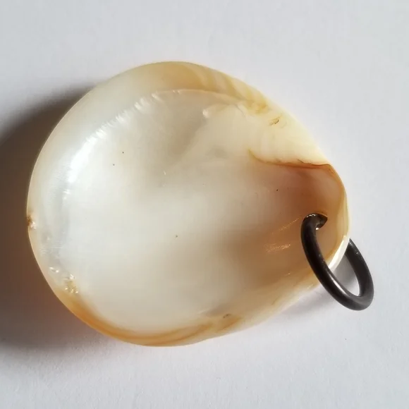 Vintage seashell pendant mother of pearl ocean coastal gold tone beach shell - Picture 4 of 10